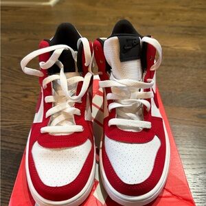 Nike Kids Court Borough Mid size 5